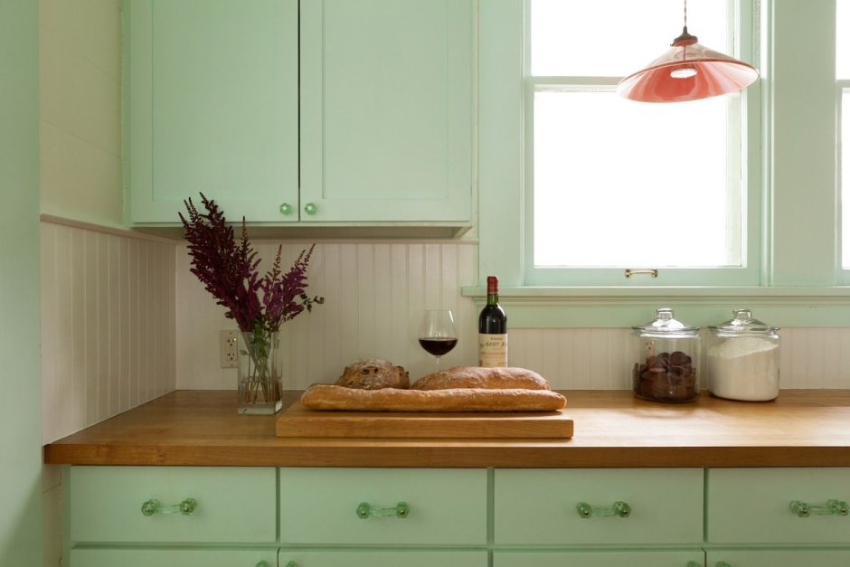 Кухня угловая оливкового цвета