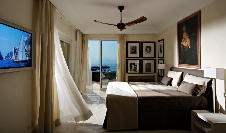 Спальная комната с балконом