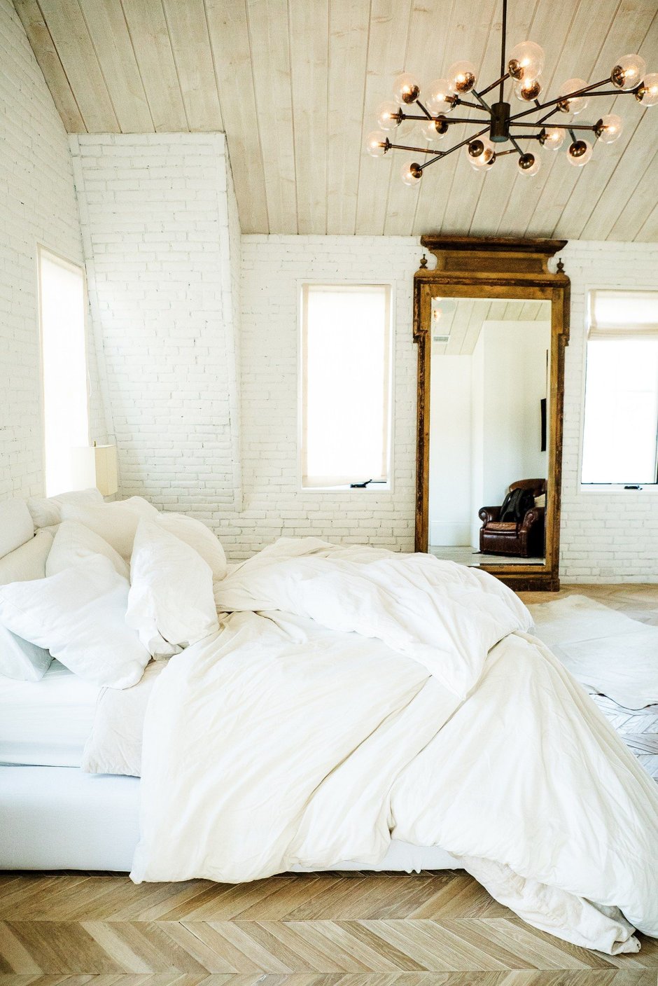Спальня в бело деревянном стиле