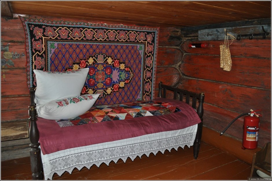 Кровать в деревенском доме
