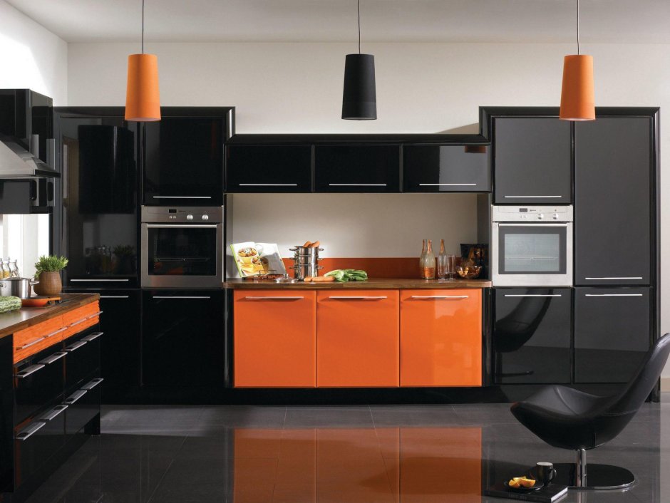 Кухня оранжевая с белым