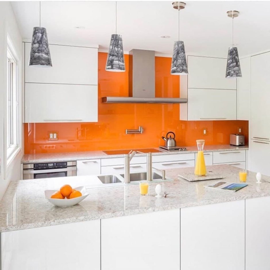 Оранжевые стены на кухне