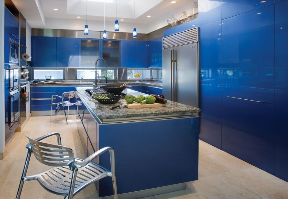 Синяя кухня с коньячным цветом
