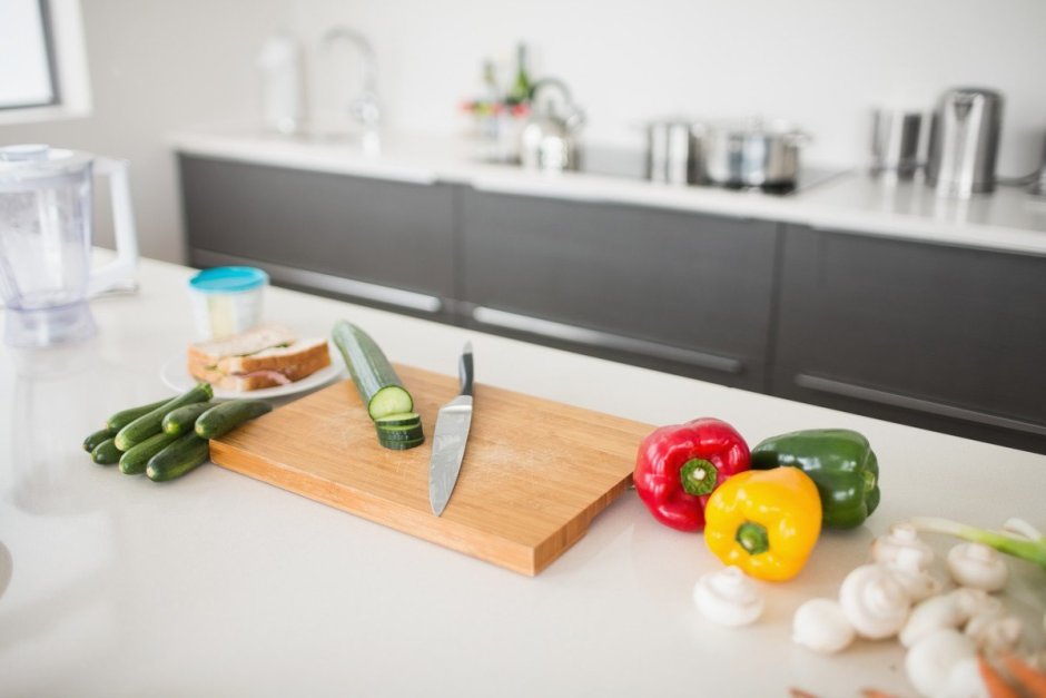 Кухонная доска с овощами