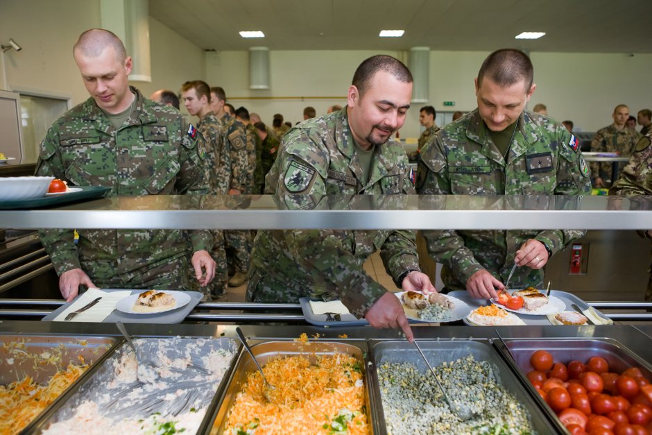 Кухня в солдатской столовой