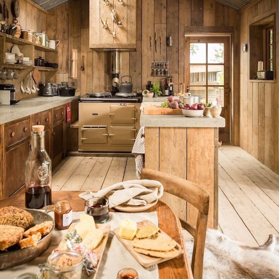 Маленькая белая кухня в деревенском стиле