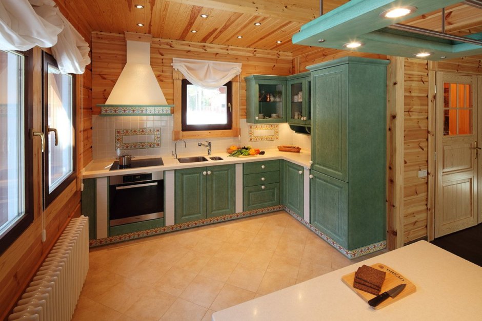 Небольшая кухня в деревянном доме