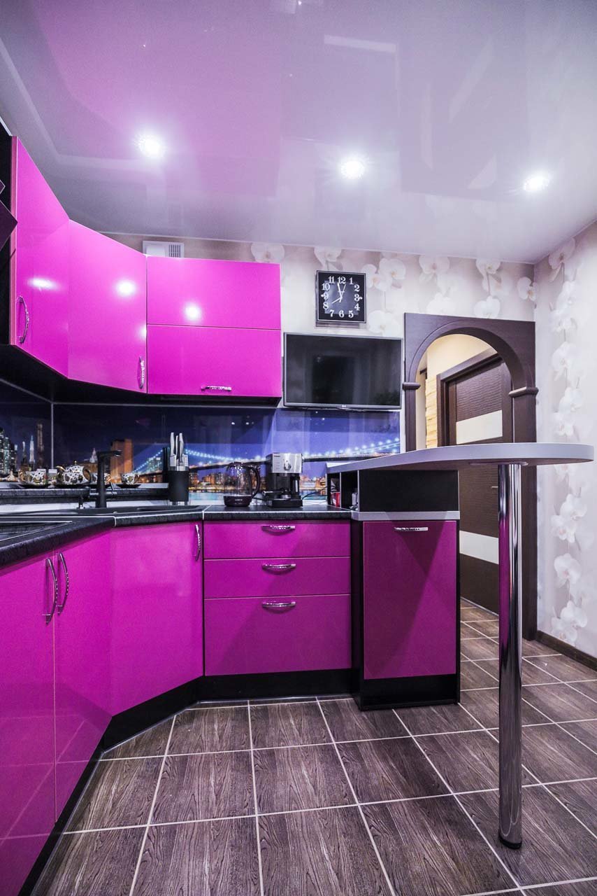 Маленькие угловые кухни в фиолетовом цвете