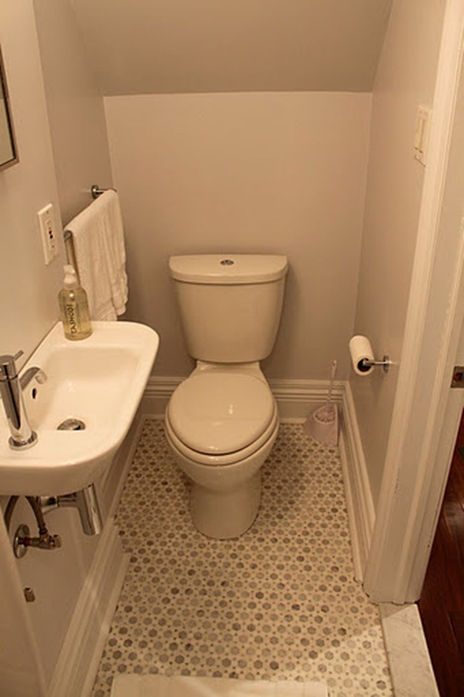 Маленький туалет под лестницей