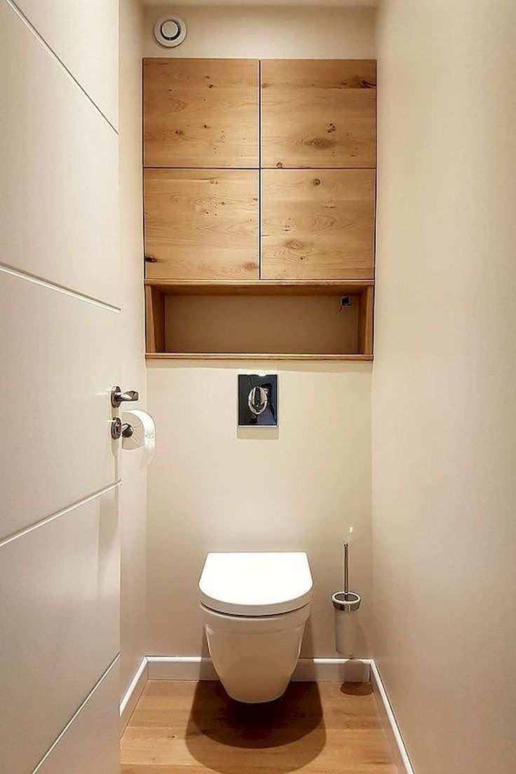 Деревянный шкаф в туалете