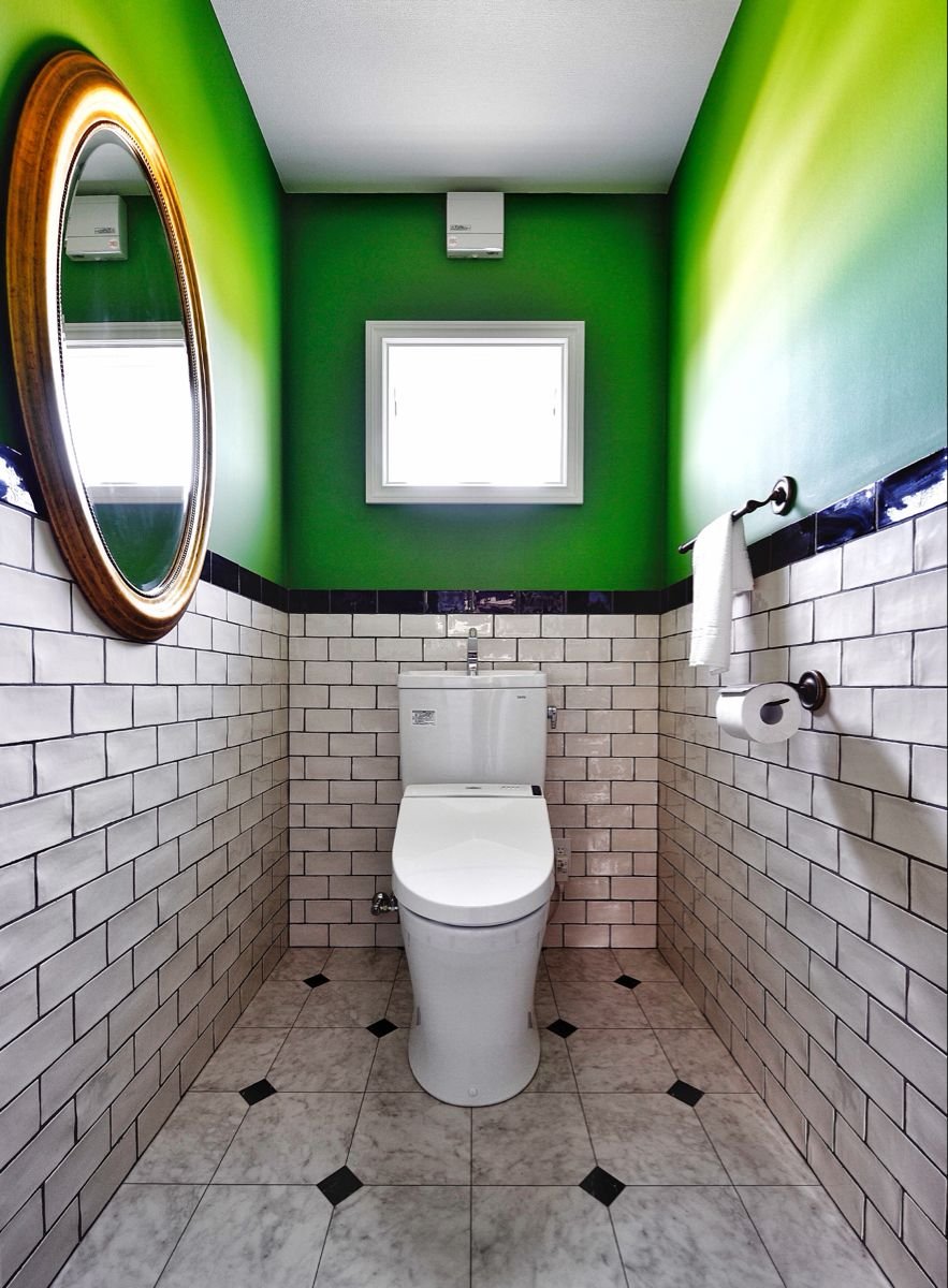 Бело зеленый туалет