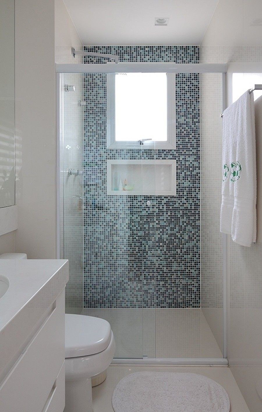 Маленькая ванная комната с душевой кабиной мозаика
