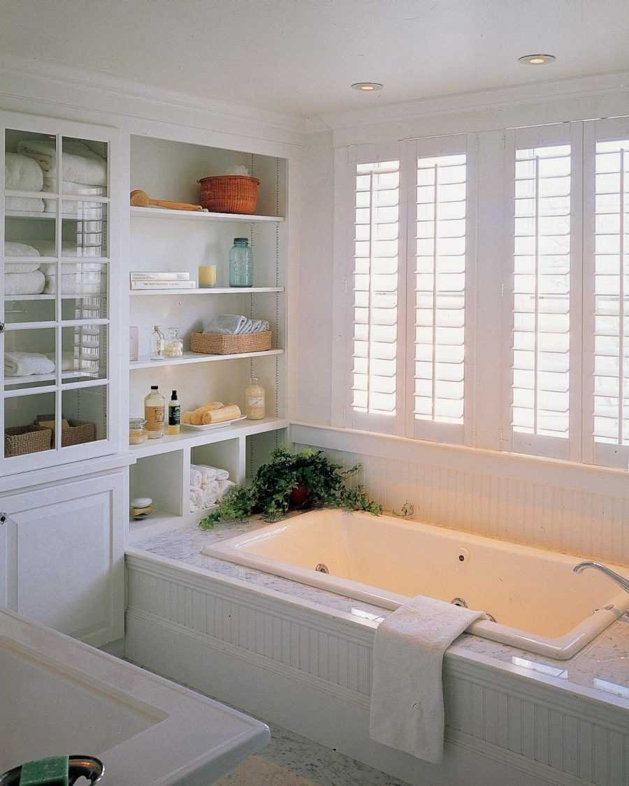 Ванная комната с окном
