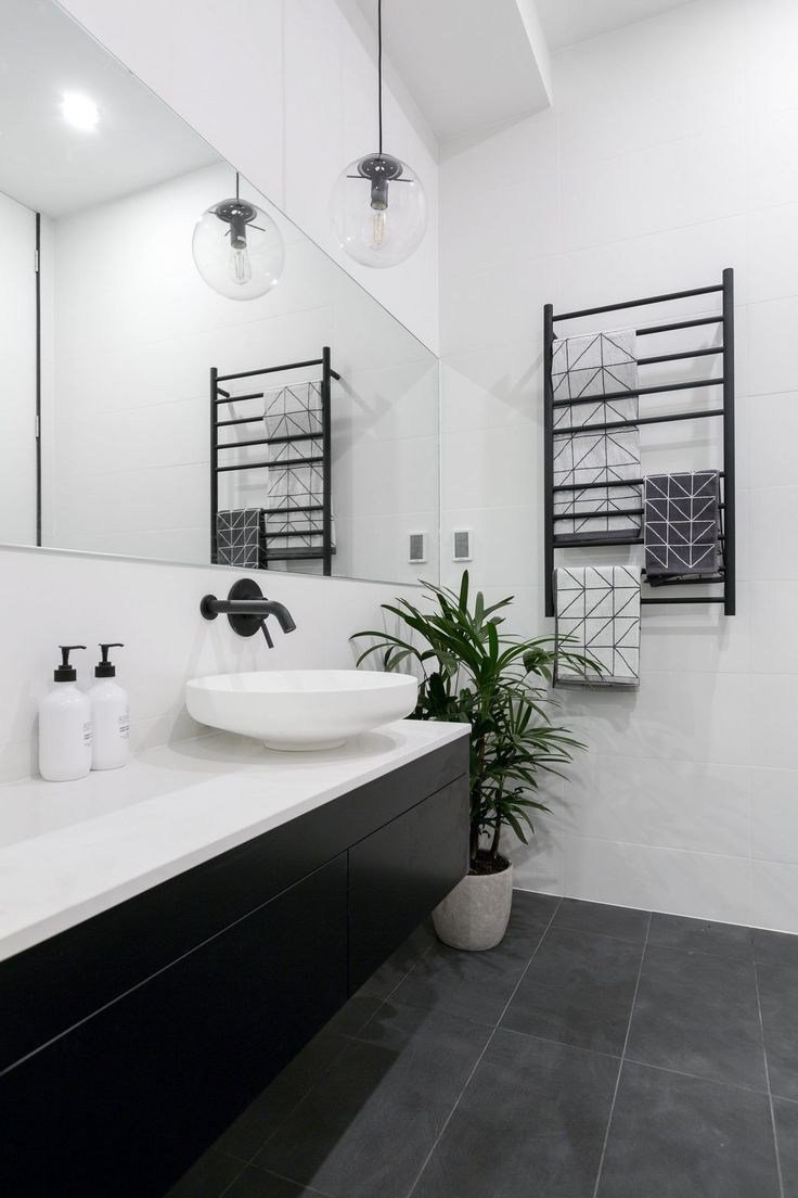 Черно белый пол в ванной