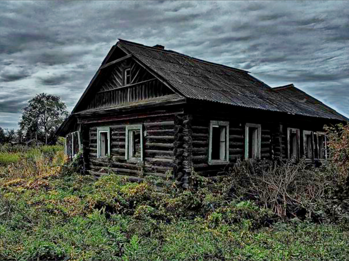 Деревня недалекое. Старый дом в деревне. Старый деревянный дом. Заброшенный деревенский дом. Ветхий деревенский домик.