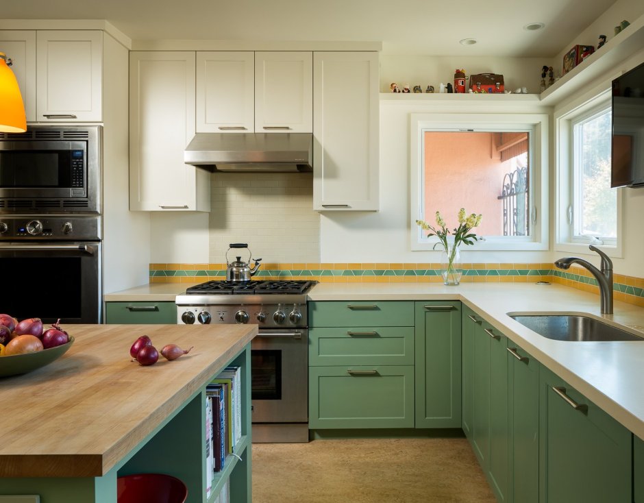 Зеленая кухня с деревянной столешницей