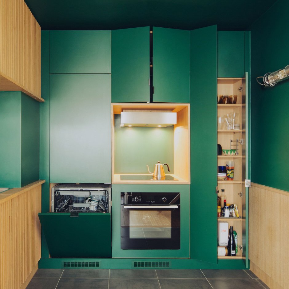 Кухня изумрудного цвета с деревянной столешницей