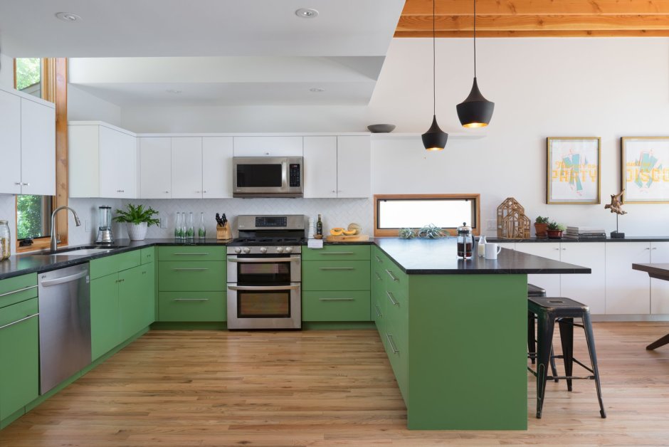 Зелёная кухня с деревянной столешницей икеа