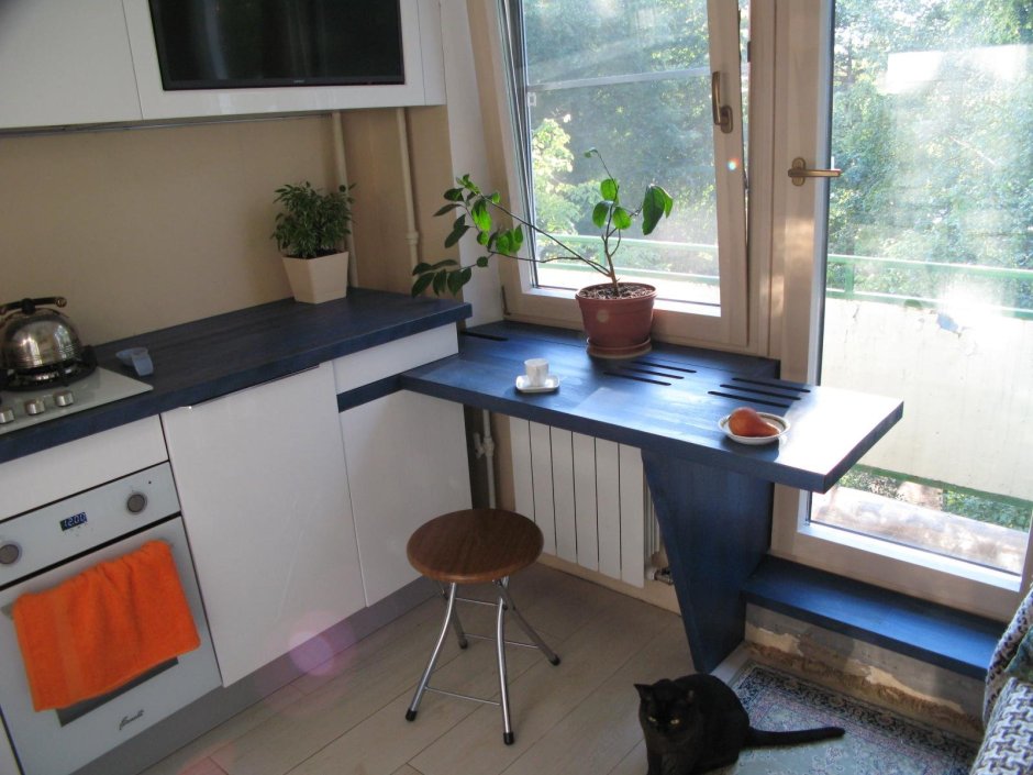 Подоконник-столешница на кухне на маленькой кухне