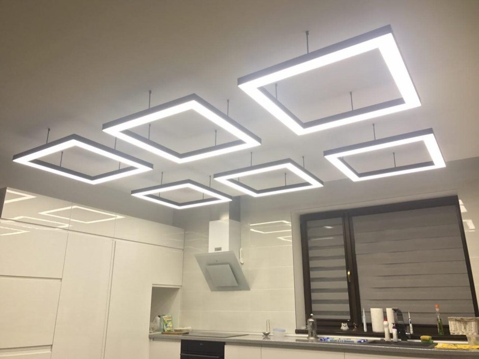 Подвесной потолок с квадратными светильниками