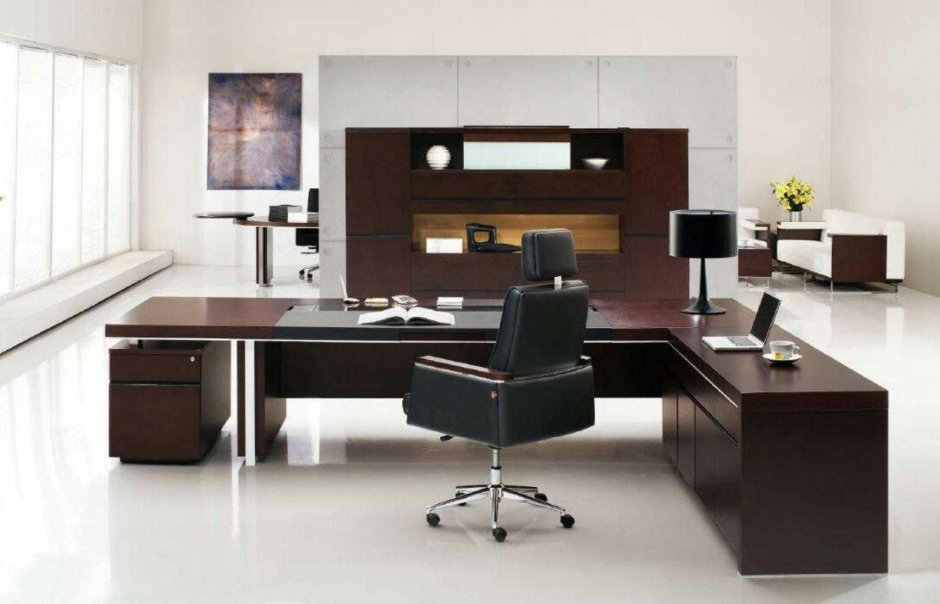 Офис с коричневым столом руководителя