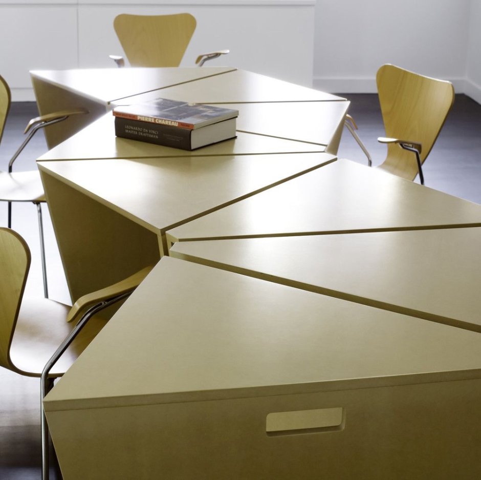 Треугольные столы для офиса