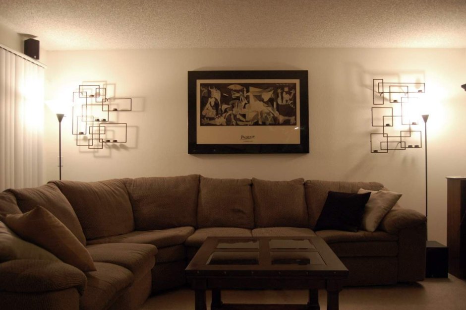 Светильники над диваном в гостиной