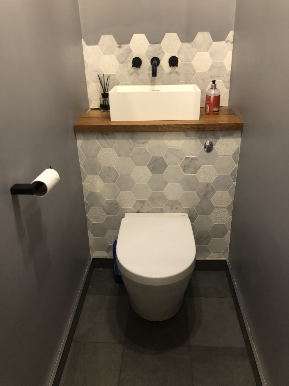 Туалетная комната с раковиной
