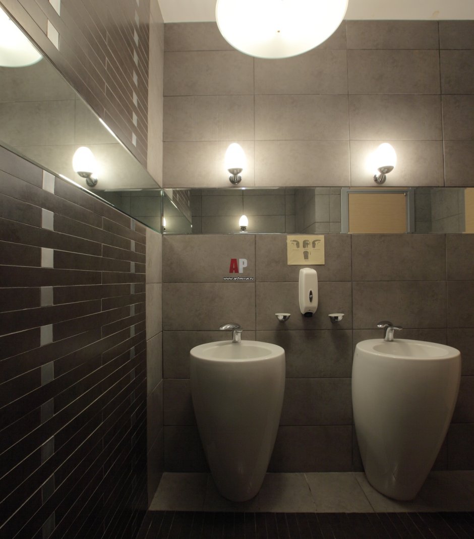 Туалет в ресторане современный стиль
