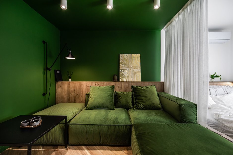 Спальня с зеленым диваном