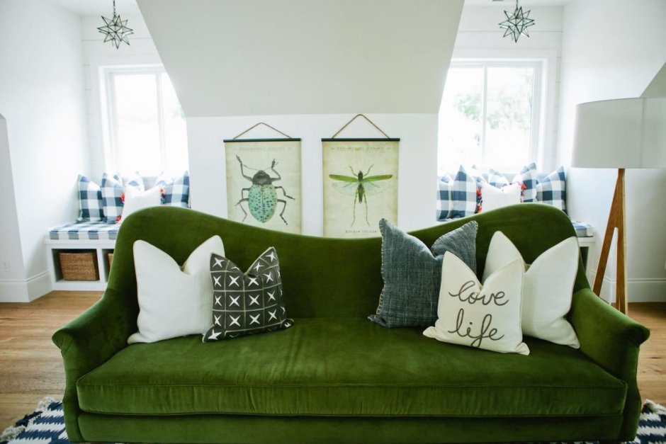 Зеленый диван с подушками