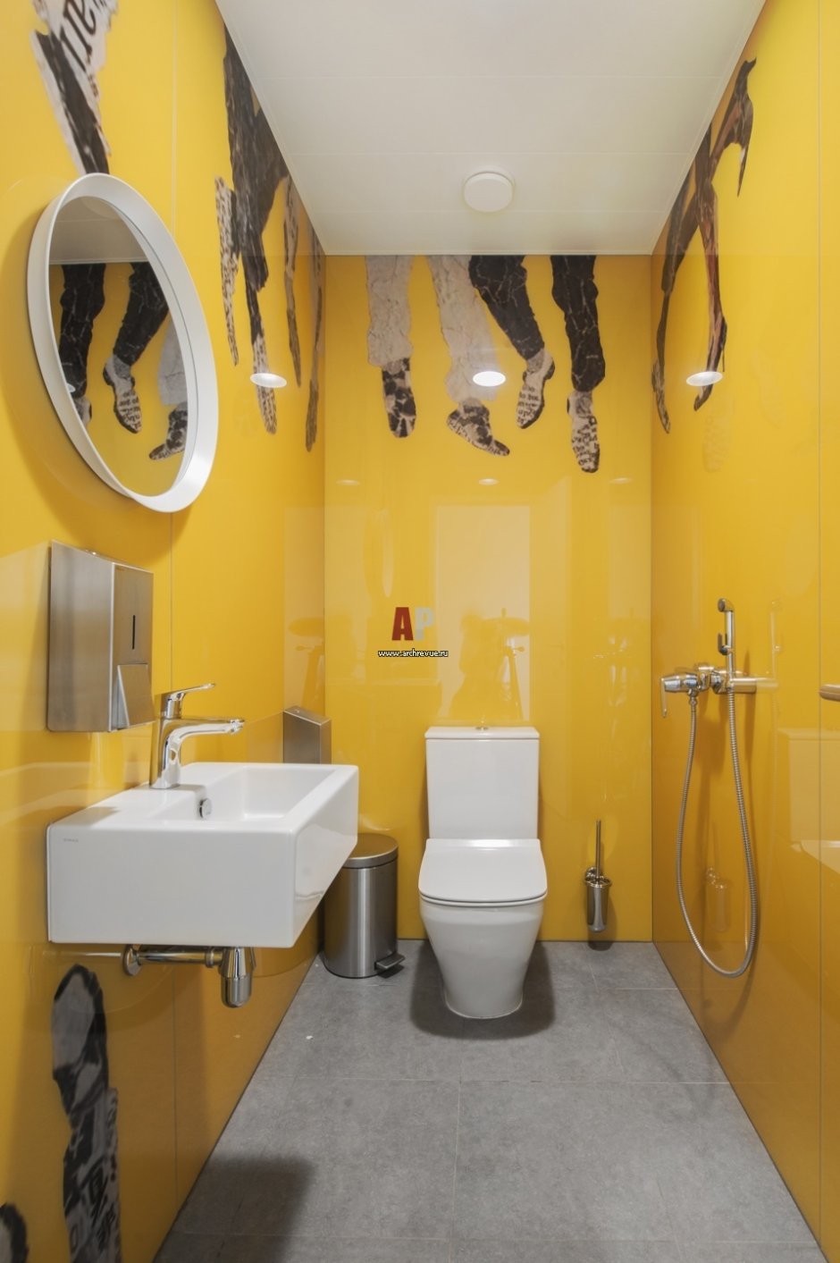 Желтая туалетная комната