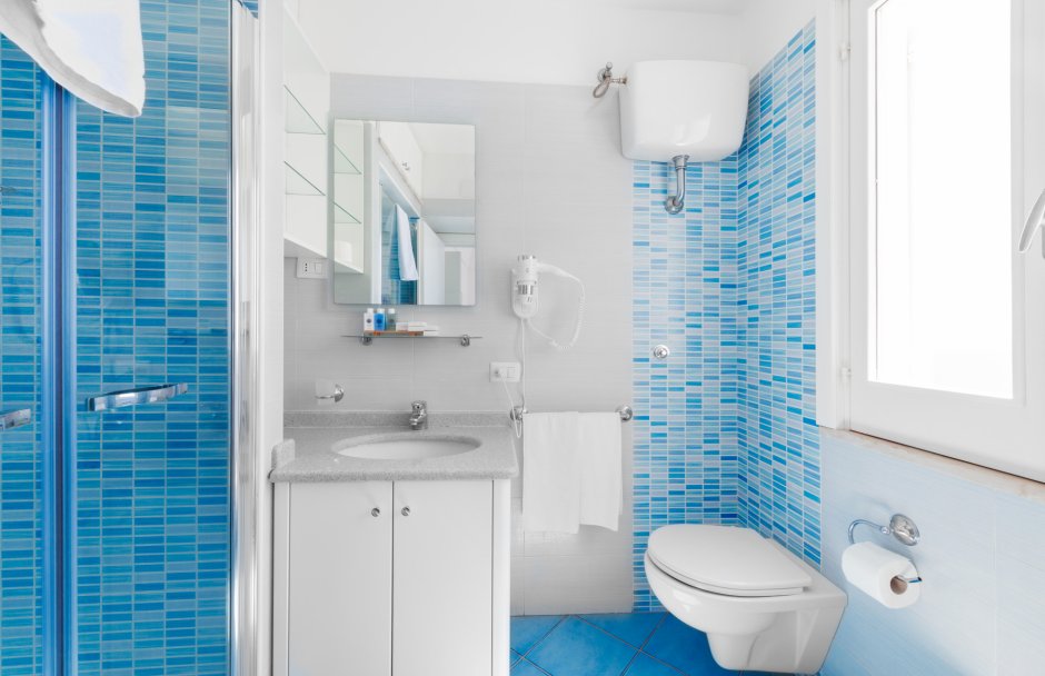Синий унитаз в интерьере ванной комнаты