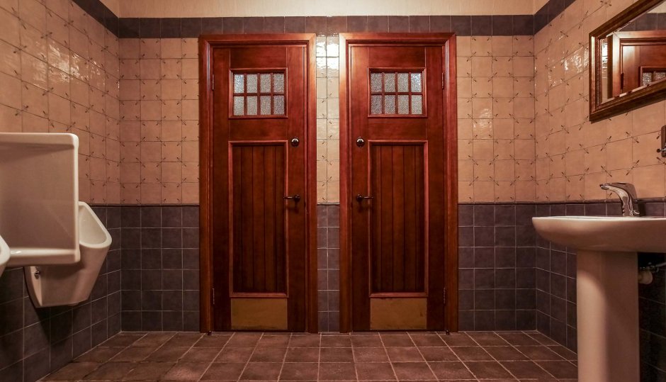 Двери в ванную комнату и туалет