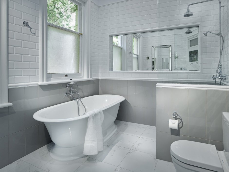 Ванная комната с серыми стенами