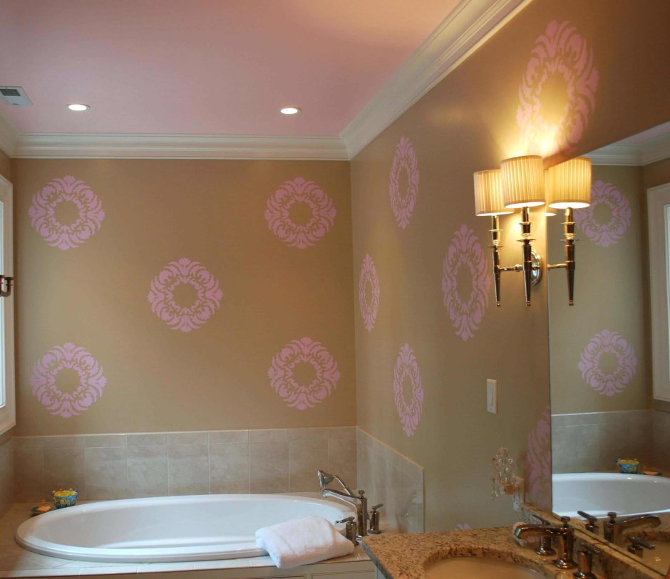 Декор стен в ванной краской