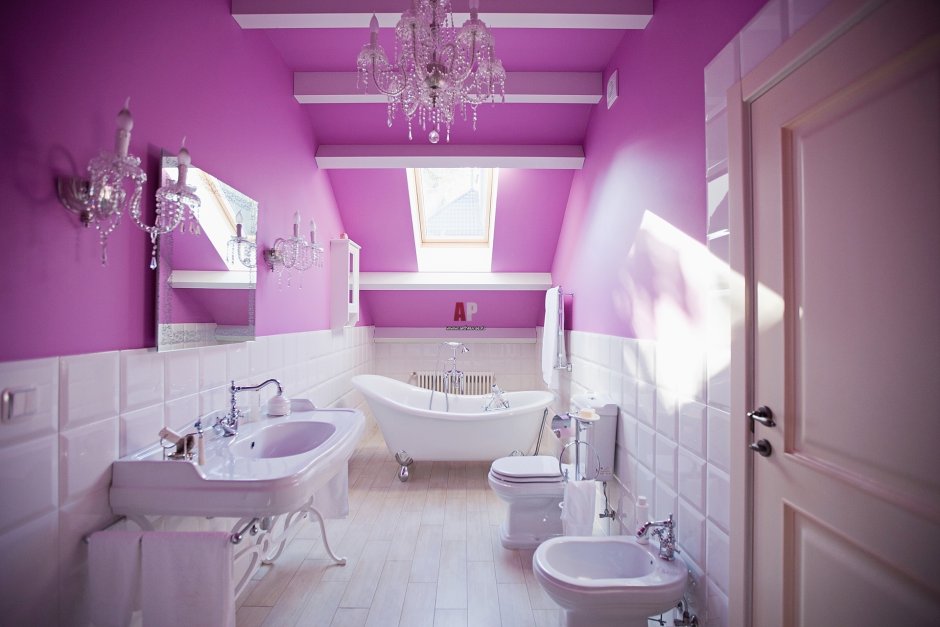 Интерьер ванной комнаты с покраской стен