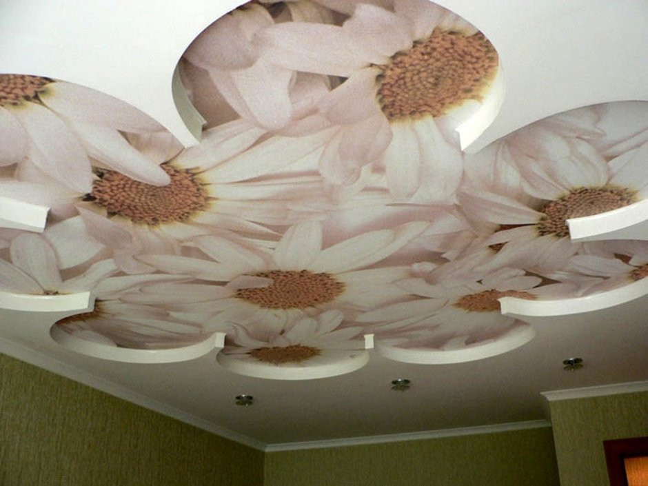 Цветок из гипсокартона на потолке