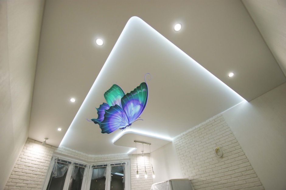 Натяжные потолки с бабочками