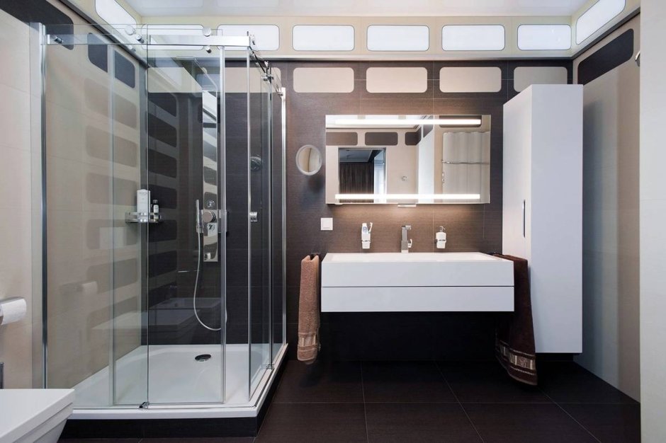 Ванная комната с душевой кабиной в квартире
