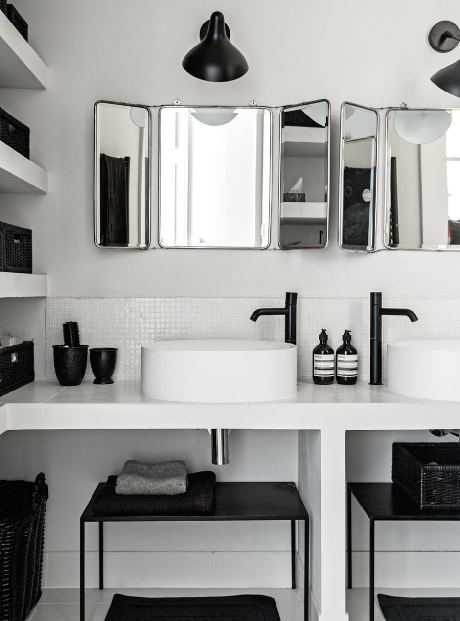 Белая ванная комната с черными аксессуарами