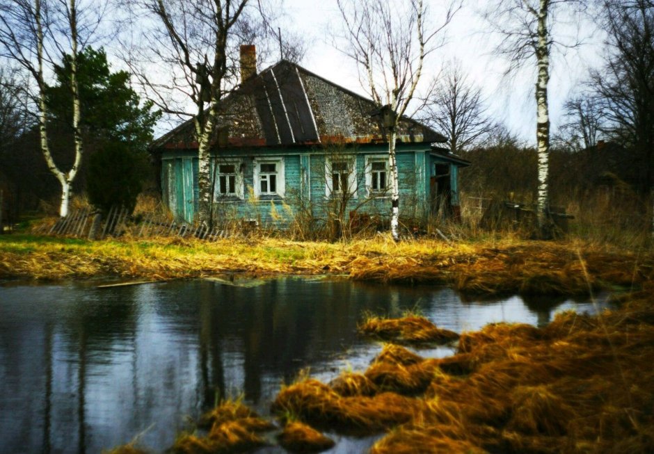 Заброшенный деревенский дом в России