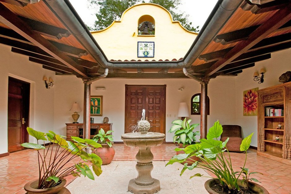 Дом с внутренним двориком в испанском стиле