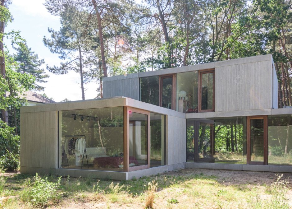 Частный дом из стекла и бетона