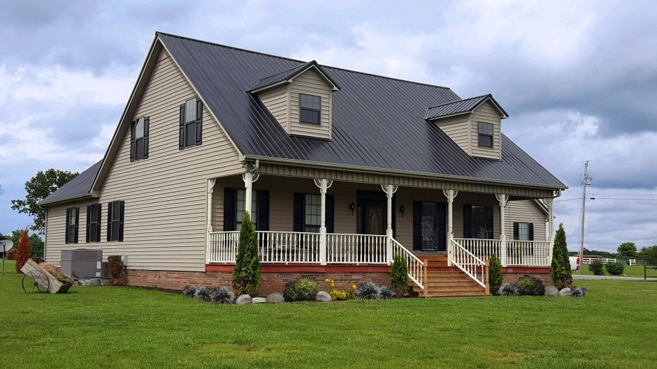 Серый дом с коричневой крышей