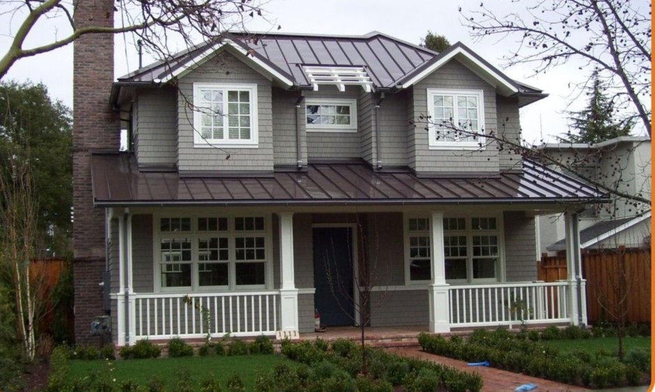 Серый фасад дома и коричневая крыша