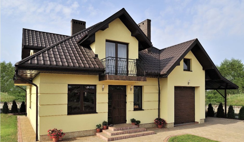Желтый дом с коричневой крышей