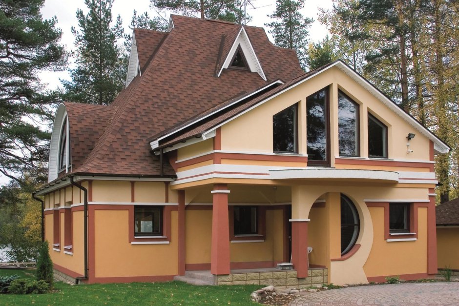 Фасад дома с мансардной крышей