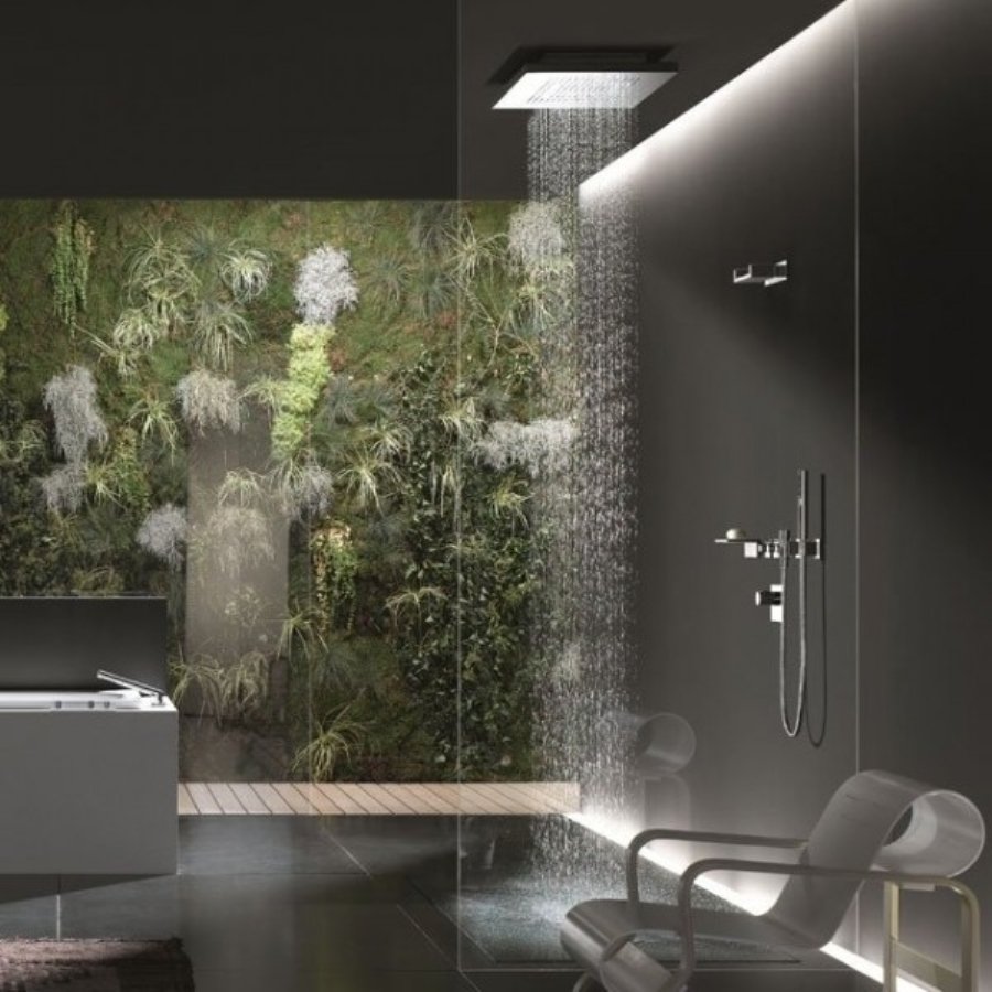 Современная ванная комната с тропическим душем