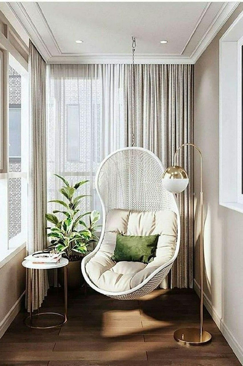 Интерьер балкона с подвесным креслом